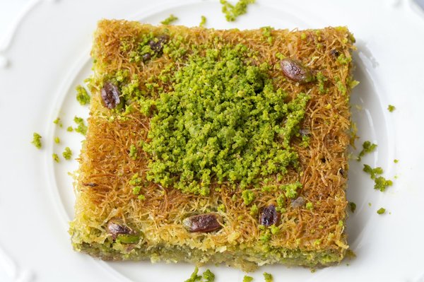 How to Prepare a Gourmet White Wine Poached Pear with Mascarpone?